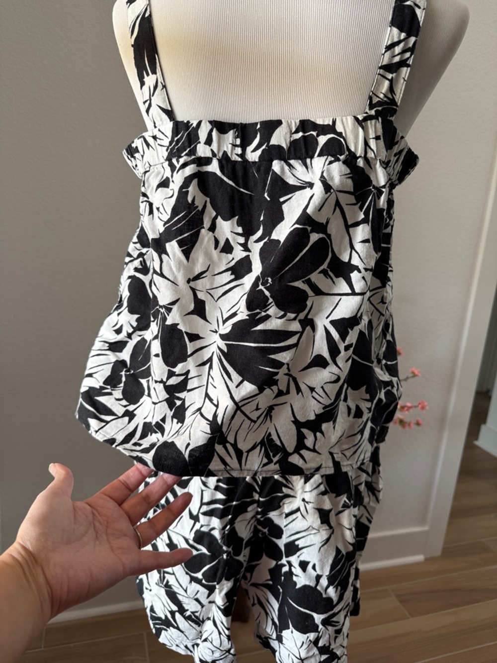 Michael Kors Black and White Floral Print linen Top and shorts - Picture 5 of 6